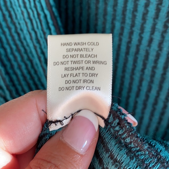 Adorable NWT wrap dress - Picture 3 of 5